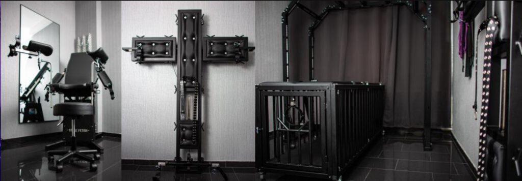Eine Collage aus 3 Bildern, die das Silberne Zimmer im Studio "S" Secret zeigen. Zu sehen sind unter anderem ein Gynstuhl, ein Fesselkreuz in T-Form, ein Käfig mit Kopfloch und ein Stahlrahmen für Bondage.